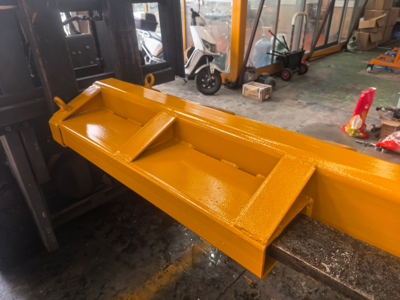 heavy-duty steel telescoping boom